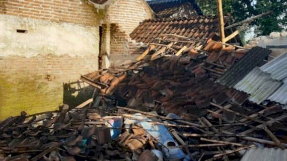 Jember diterjang angin kencang akibatkan puluhan rumah rusak