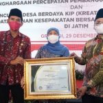 Bupati Bangkalan Abdul Latif Dapat Penghargaan dari Menteri Desa, Pembangunan Daerah Tertinggal dan Transmigrasi RI