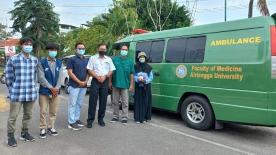 Direktur RSTKA, dr. Agus Harianto, Sp.B(K) Memberangkatkan Tim Gabungan UNAIR Ke Daerah Terdampak Semeru