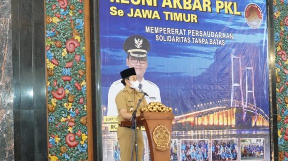 Bupati Abdul Latif Berikan Bantuan Tunai PKL Bangkalan