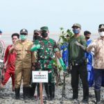 Lestarikan Pantai Desa Lajing Bupati Abdul Latif dan Pangdam V Brawijaya Menanam Mangrove