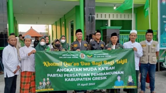 Ketua PPP Gresik Bersama AMK Bagikan 500 Takjil ke Pengguna Jalan