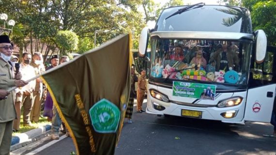 Ini Pesannya, Bupati KH Salwa Arifin Lepas Santri Bondowoso Menuju Sukorejo