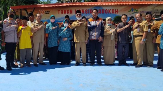 Bupati KH Salwa Arifin  Resmikan Taman Lansia Produktif