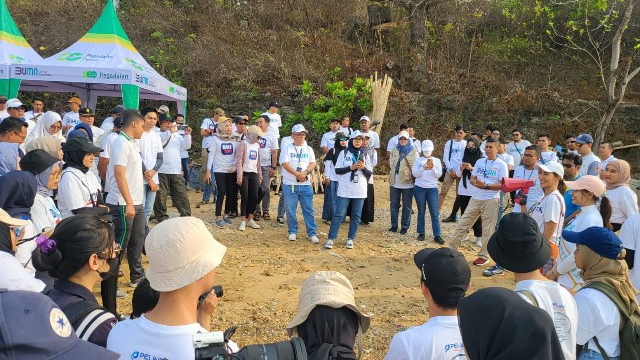 Milenial BUMN Bersama Komunitas Plustik Gelar Bersih Bersih Pantai Goa Petapa Bangkalan