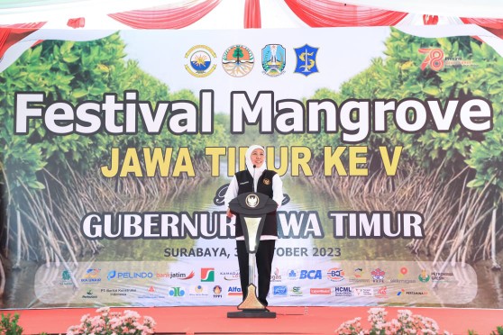 Target NZE 2060, Gubernur Khofifah Tanam 10.000 Bibit Mangrove di Romokalisari Adventure Land Surabaya