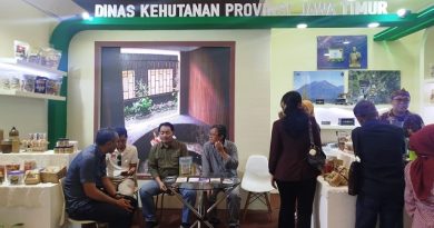 Dinas Kehutanan Jatim Hadirkan Tumbler Berbahan Lapisan Dari Kayu di Acara Jatim Fest 2024