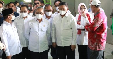 Wabup Sidoarjo Dampingi Zulkifli Hasan Dalam Peninjauan dan Kunker ke Koperasi Rumput Laut di Desa Kupang