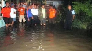 Banjir di Madiun Surut Warga Bersihkan Rumah