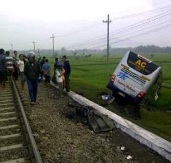 Polisi Evakuasi Bus Sugeng Rahayu usai Kecelakaan