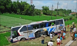 Bus Sugeng Rahayu Tabrak Kereta Api Matarmaja