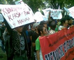 Aliansi Mahasiswa Madura-Surabaya Tolak KarSa Maju Pada Pilgub 2013