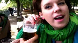 Minum Bir Lewat Telinga Picu Kehebohan di Ceko