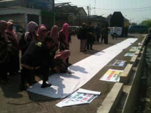 Ratusan Guru MI Demo ke Kemenag Sidoarjo