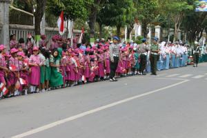 Ratusan Siswa SD Siap Sambut Ibu Ani SBY