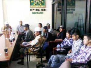 Desak PAW Musyafak Rouf, Kader PKB Surabaya Duduki Ruang Fraksi