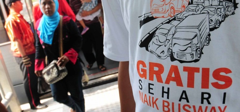 Jakarta Ulang Tahun, Warga Hari Ini Naik Bus Transjakarta Gratis