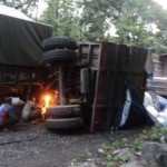 Gandengan Truk Bermuatan Beras Terguling, Jalan Raya Baluran Macet