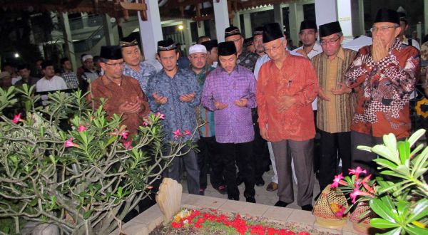 Presiden PKS Ziarah ke Makam Gus Dur