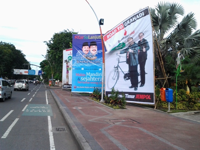 Surabaya “dihiasi” banner raksasa kampanye Pilgub Jatim 2013