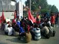 Buruh Blokir Jalan ke Pabrik Jelly Mojokerto