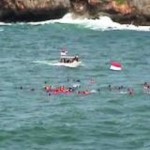 45 penyelam Aceh bentangkan bendera di laut