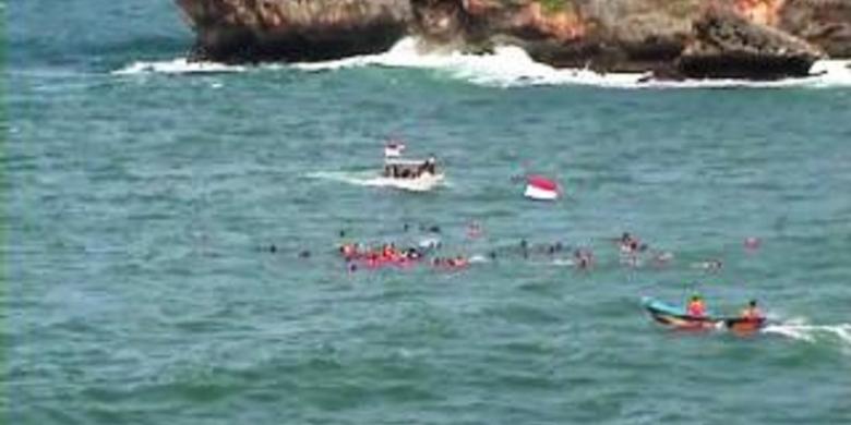 45 penyelam Aceh bentangkan bendera di laut