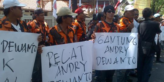 Pemuda Pancasila demo tuntut Ketua KPU Jatim mundur