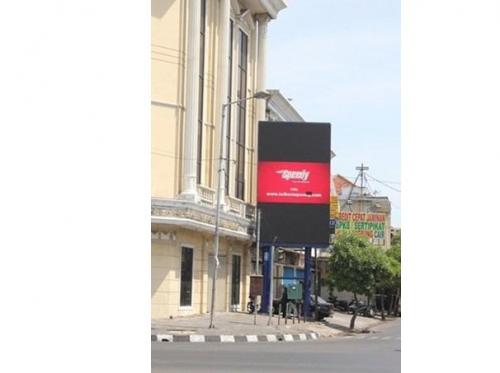 Langgar Aturan, Videotron Jalan Pahlawan Surabaya Tetap Berdiri