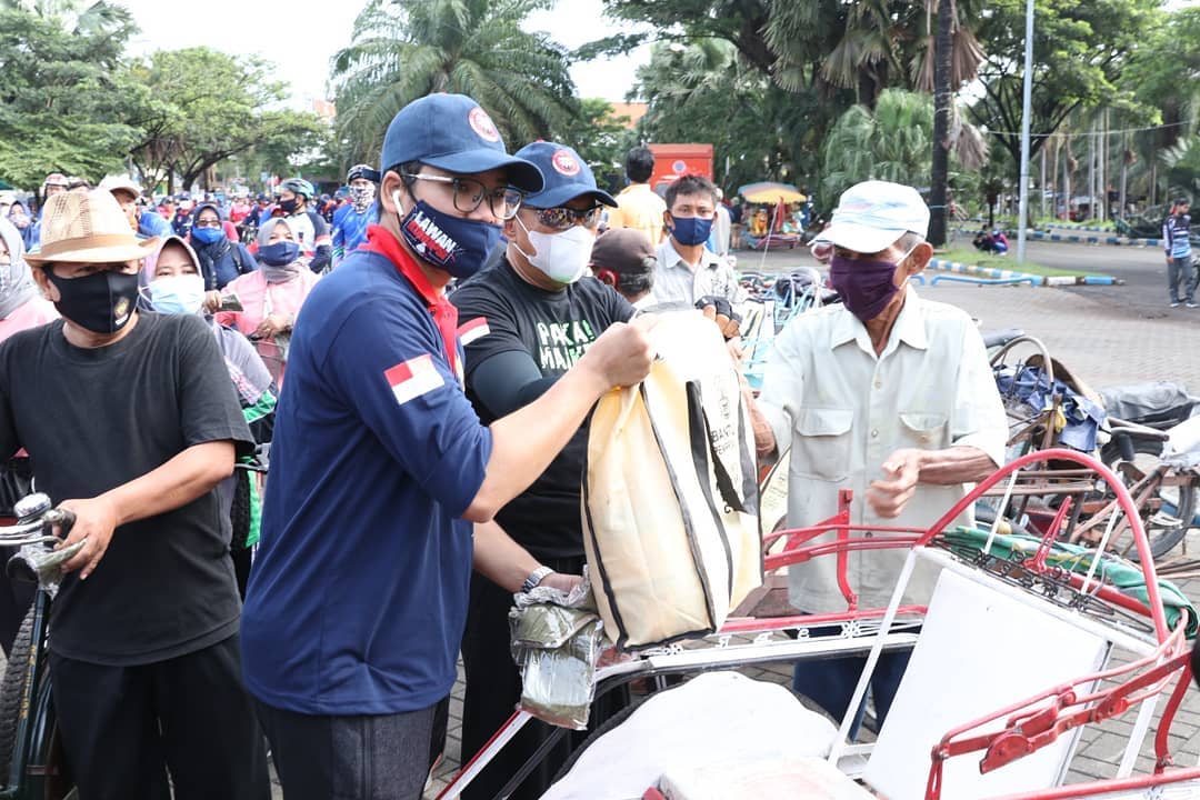 Ra Latif Bupati Bangkalan Bersama Sekdaprov Bagikan Sembako buat warga terdampak Covid-19