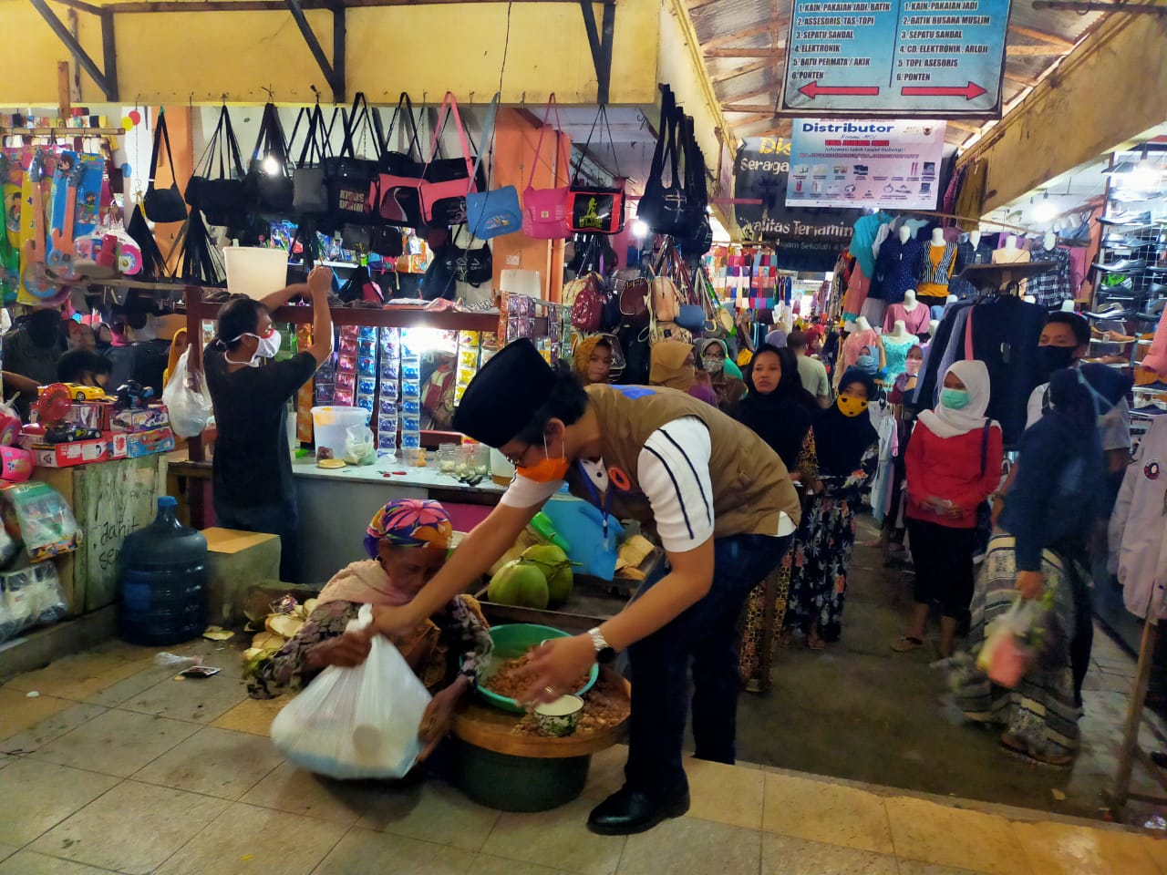 Ra Latif Sosisalisasi di Pasar China Town Bangkalan