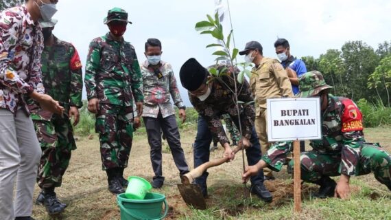 Ra Latif : Selamatkan Lingkungan Tanam Sejuta Pohon di Bangkalan
