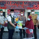 Tinjau Posko PPKM Mikro, Ra Latif Bupati Bangkalan Salurkan Paket Sembako