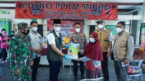 Tinjau Posko PPKM Mikro, Ra Latif Bupati Bangkalan Salurkan Paket Sembako