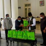 Ra Latif Terima Bantuan untuk Warga Bangkalan Terdampak PPKM Darurat