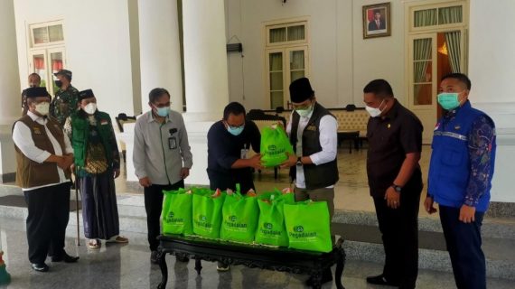 Ra Latif Terima Bantuan untuk Warga Bangkalan Terdampak PPKM Darurat