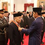 Bapak Presiden Anugerahi 335 Tokoh Tanda Kehormatan Bintang Mahaputera-Bintang Jasa