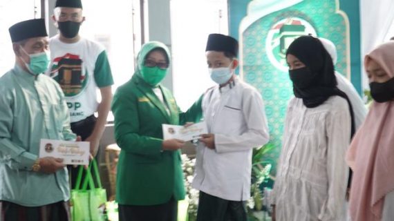 Bantuan Paket Sembako dari PPP Jombang untuk PKL hingga Anak Yatim