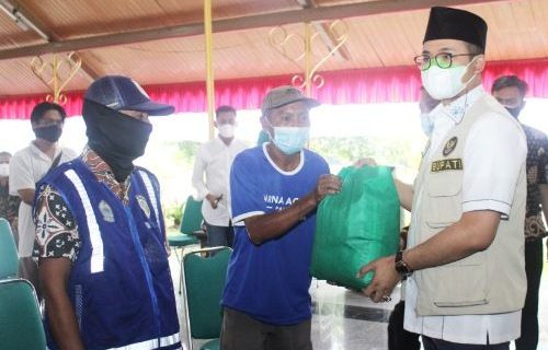 Ra Latif Serahkan ke JPS 4.356 Paket Sembako