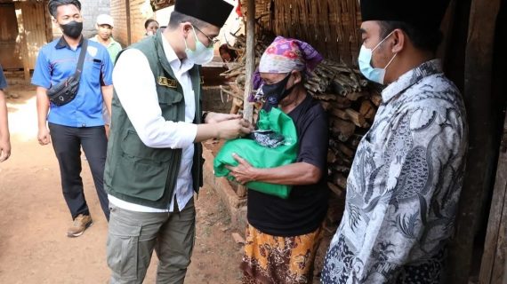 Bupati Bangkalan Ra Latif Blusukan Desa untuk Menyerahkan Bantuan Sembako