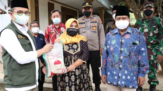 Bupati Bangkalan Ra Latif  Blusukan ke Empat Desa di Galis tidak terdaftar DTKS