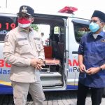 Ra Latif Bupati Bangkalan menerima Bantuan Ambulans dari Nasdem
