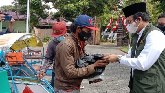 Ra Latif Bupati Bangkalan Bagikan Ratusan Sembako dan Multivitamin untuk Tukang Becak