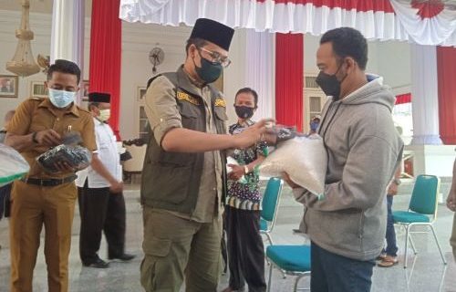 Ra Latif Serahkan 1.250 Paket Bansos untuk Nelayan