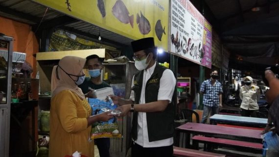 Terdampak PPKM, Ra Latif Bupati Bangkalan Bagikan Sembako kepada PKL