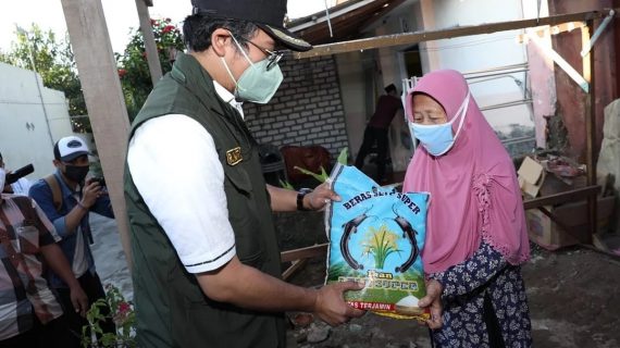 Ra Latif Respon Laporan Cepat , Langsung Serahkan Bantuan secara Door-to-Door