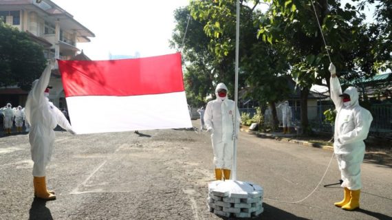 Relawan Surabaya Memanggil Gelar Upacara Kemerdekaan di HAH dengan Menggunakan APD Lengkap