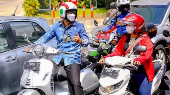 Motoran Pakai Vespa Sambil Serap Aspirasi Warga Surabaya begitulah Gaya Blusukan Walikota Surabaya