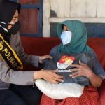 Menyambut HUT Ke-73 Polwan Polwan Polres Pamekasan Bagikan Paket Sembako dan Masker