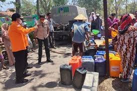 BPBD Jatim Salurkan Bantuan 12 ribu liter Air Bersih ke Bangkalan